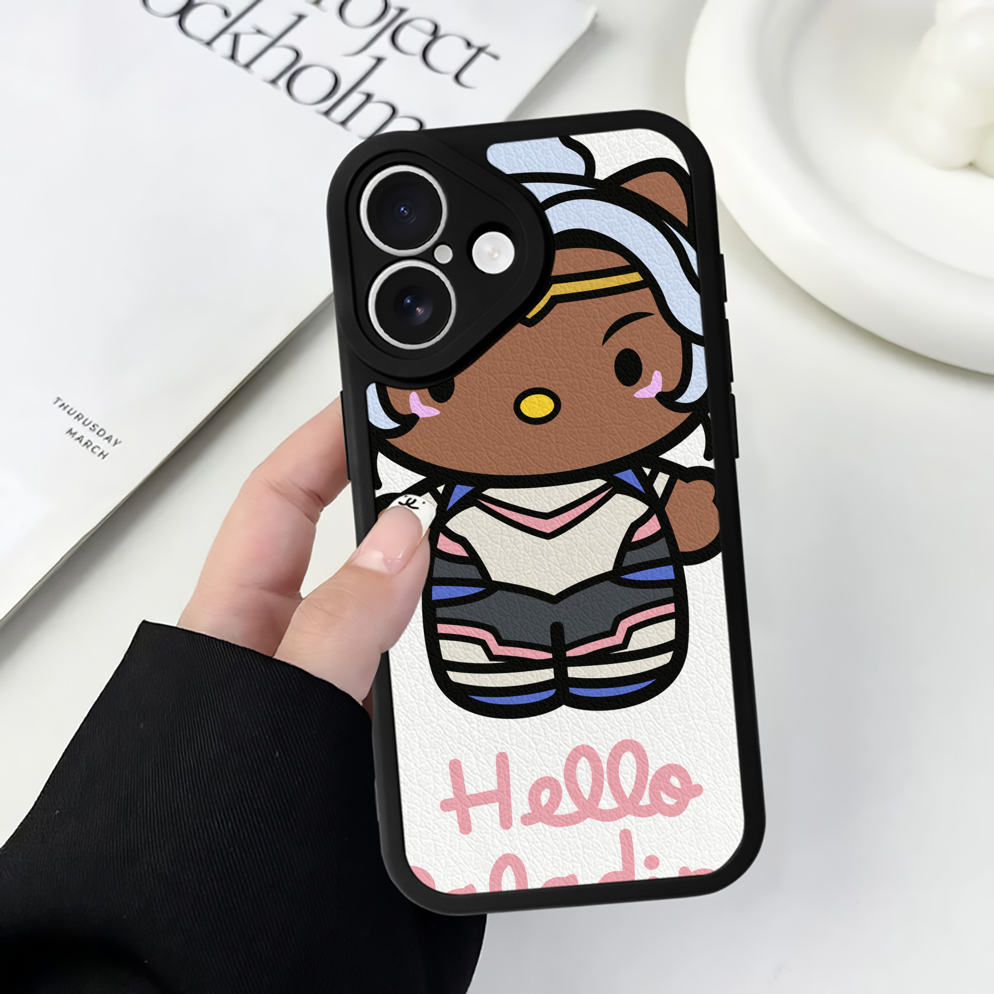 （画像用） Hello Kitty ハローキティ 【iPhone 16シリーズ対応】シリコンスマホケース（レザー調） 材質：シリコン